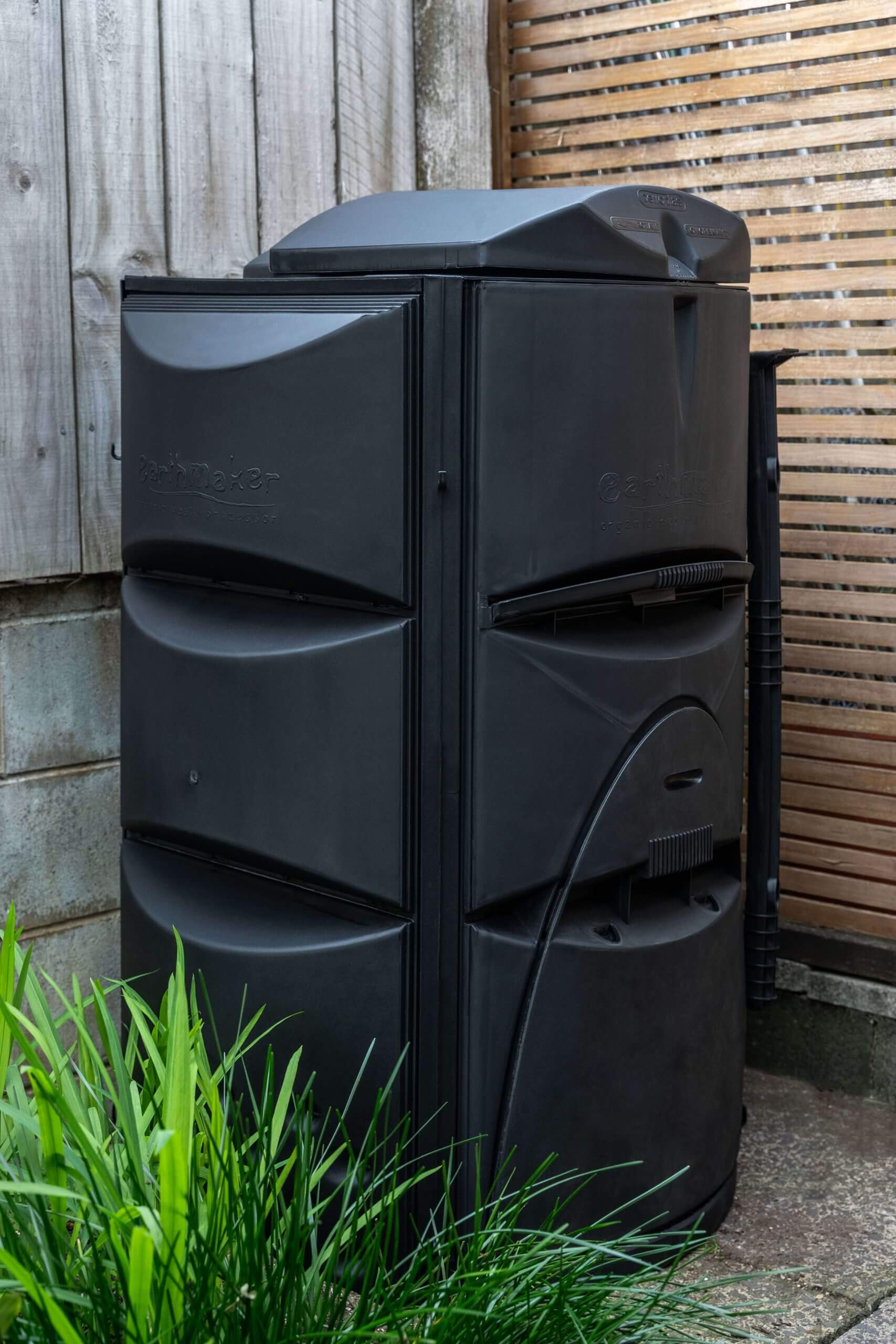 Diagram illustrating the vertical composting process in Earthmaker’s container